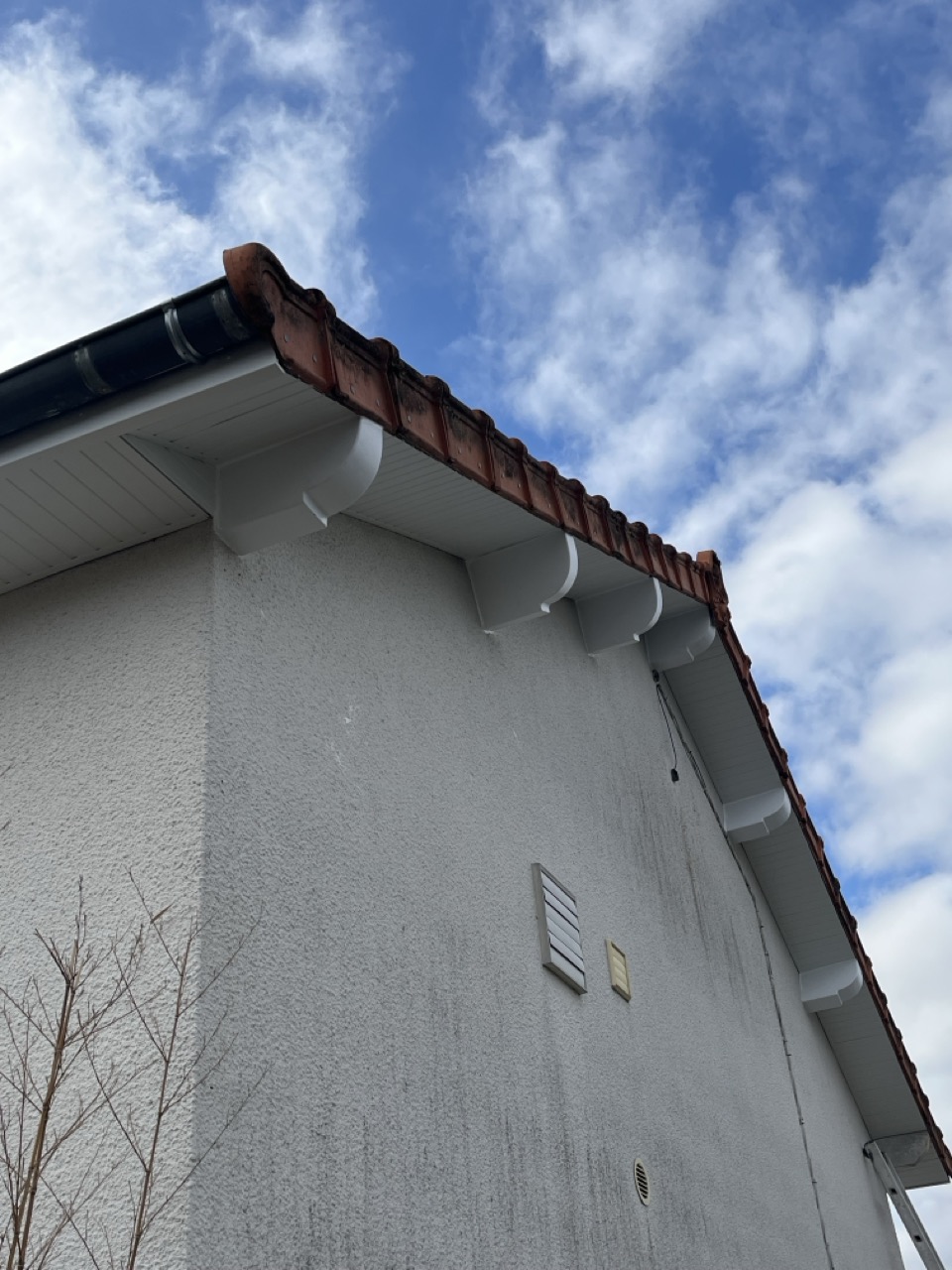 Réalisation: Rénovation de dessous-de-toit PVC - Aménagement extérieur