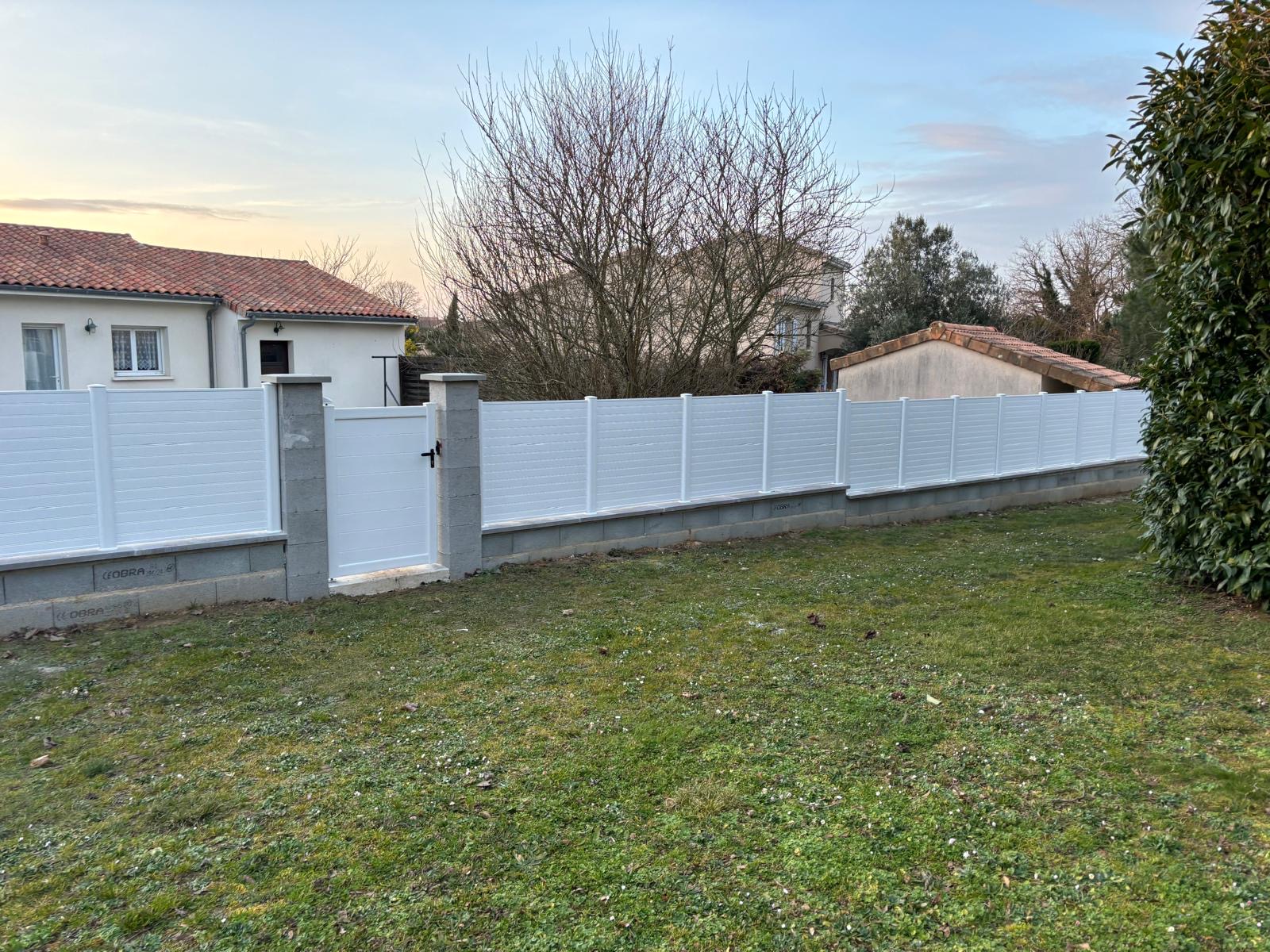 Réalisation: Création de clôture et portillon PVC - Aménagement extérieur